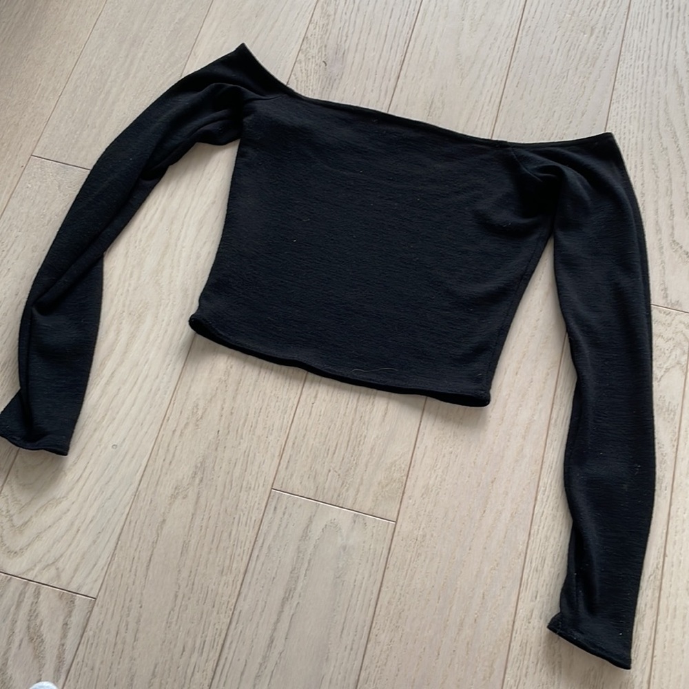 Wilfred Black Off-the-Shoulder Long Sleeve Crop Top - Picture 3 of 7